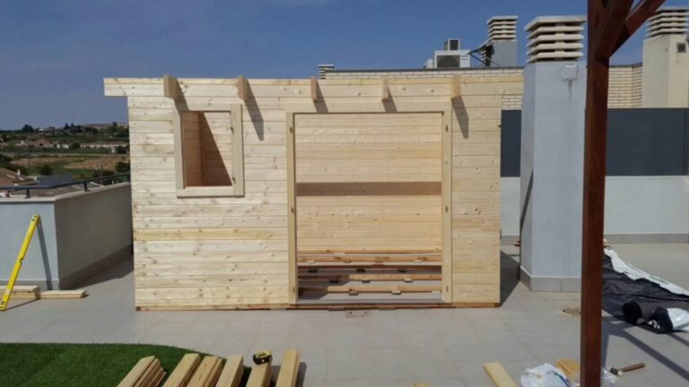 Terraza privada: Descubre cómo colocar una caseta de madera en ella