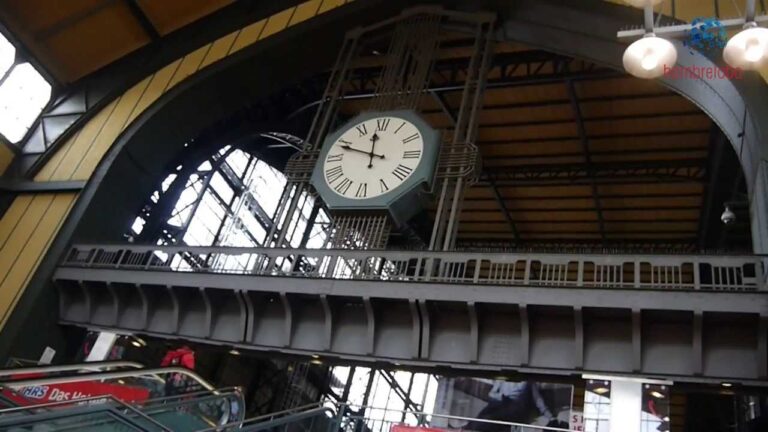 Descubre la moderna estación de tren en Hamburgo: ¡un viaje al futuro!